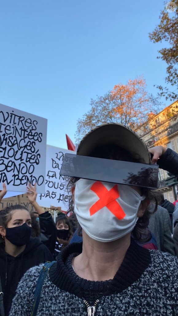 Marion Cotillard à la manifestation à Paris en réaction à l'agression de Michel Zecler et à la loi Sécurité Globale.