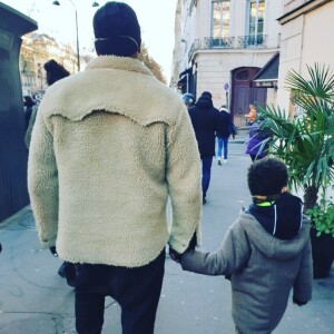 JoeyStarr a manifesté avec son plus jeune fils Marcello (5 ans) le 28 novembre 2020 à Paris.