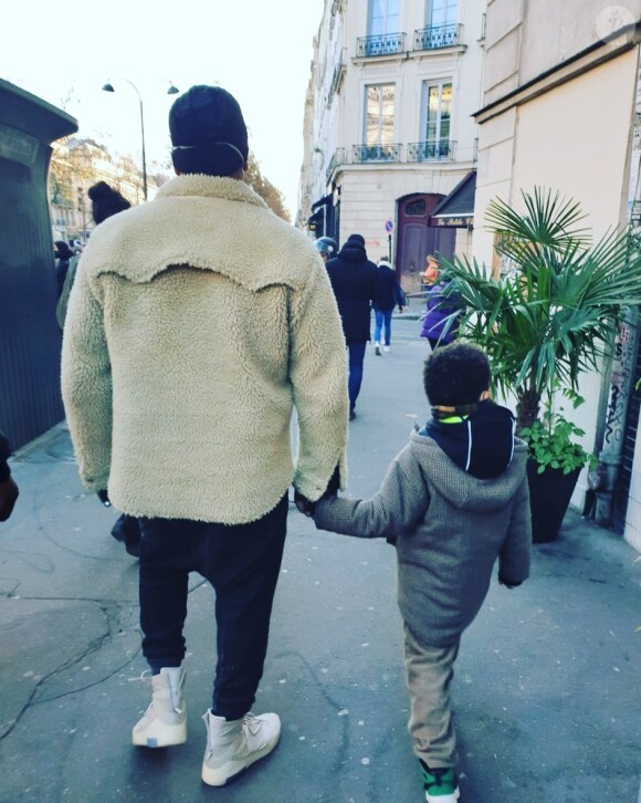 JoeyStarr a manifesté avec son plus jeune fils Marcello (5 ans) le 28 novembre 2020 à Paris.