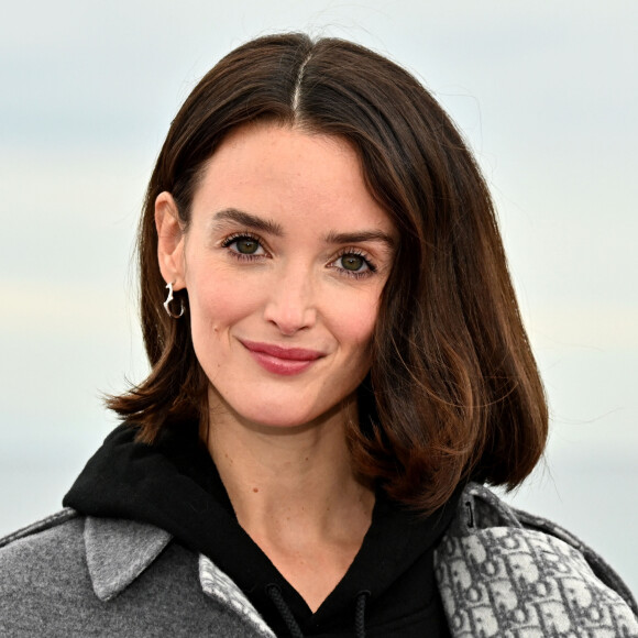 Charlotte Le Bon durant le photocall pour la série "Cheyenne et Lola" dans le cadre de Canneseries saison 3 au Palais des Festivals à Cannes, le 14 octobre 2020.