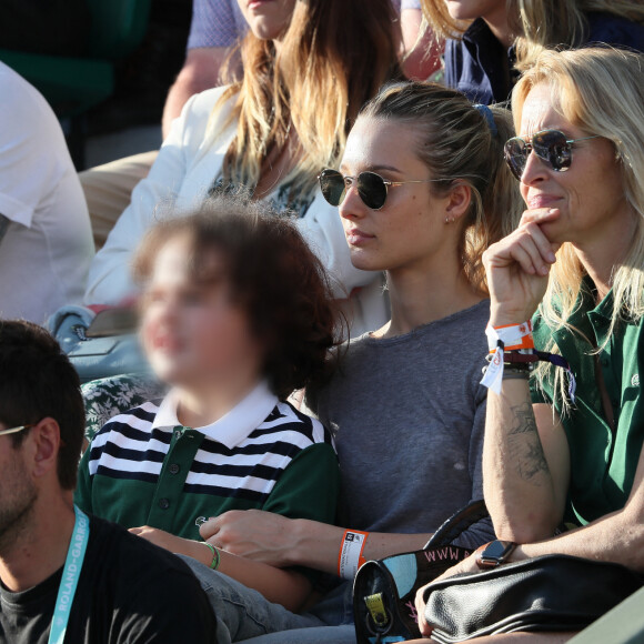 Estelle Lefébure et ses enfants, son fils Giuliano Ramette et sa fille llona Smet dans les tribunes des internationaux de Roland Garros, à Paris, France, le 31 mai 2018. © Cyril Moreau - Dominique Jacovides/Bestimage