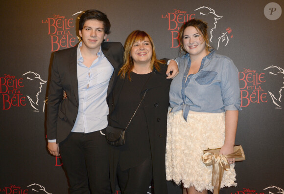 Michèle Bernier avec son fils Enzo et sa fille Charlotte à la générale de la comédie musicale "La Belle et la Bête" au Théâtre Mogador à Paris le 24 octobre 2013.