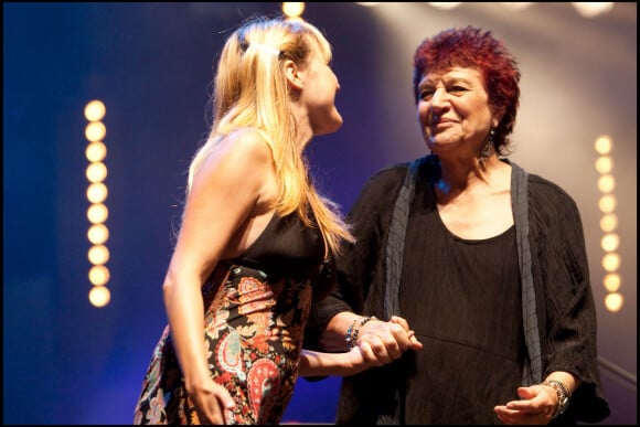 Anne Sylvestre sur scene avec Agnes Bihl lors de la 80eme Fete de l'Humanite, qui se déroule au Parc de la Courneuve (93), La Courneuve, en 2010.