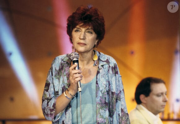 En France, à Paris, Anne Sylvestre sur un plateau le 16 mai 1988.