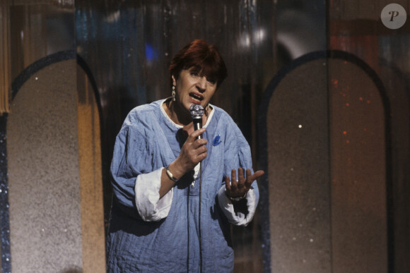 En France, à Paris, Anne Sylvestre chantant sur le plateau de La Chance aux chansons, en avril 1985.