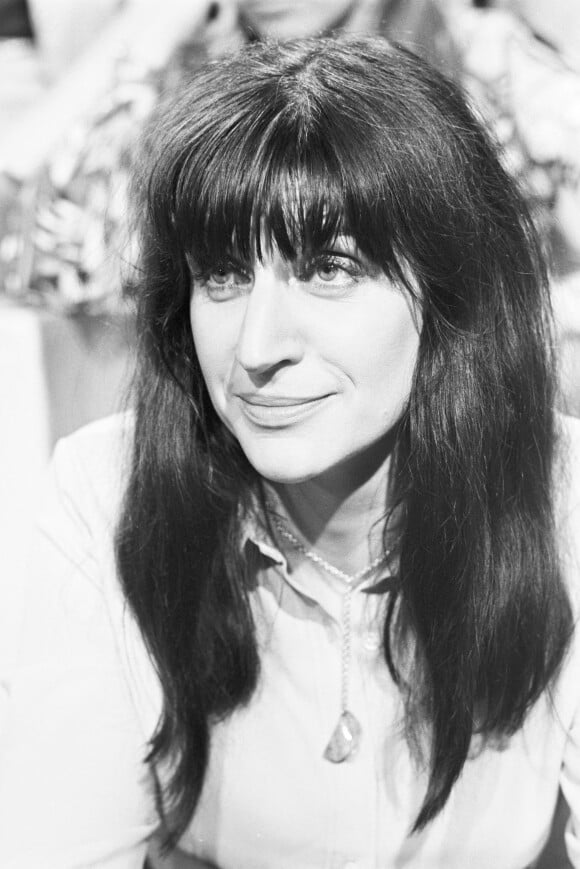 En France, à Paris, Anne Sylvestre sur le plateau de "Bienvenue chez Guy Béart" le 1er juillet 1970.