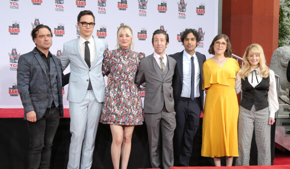 Johnny Galecki, Jim Parsons, Kaley Cuoco, Simon Helberg, Kunal Nayyar, Mayim Bialik, Melissa Rauch - Les acteurs de "The Big Bang Theory" laissent leurs empreintes sur le ciment lors d'une cérémonie au Chinese Theatre à Hollywood, Los Angeles, le 1er mai 2019.