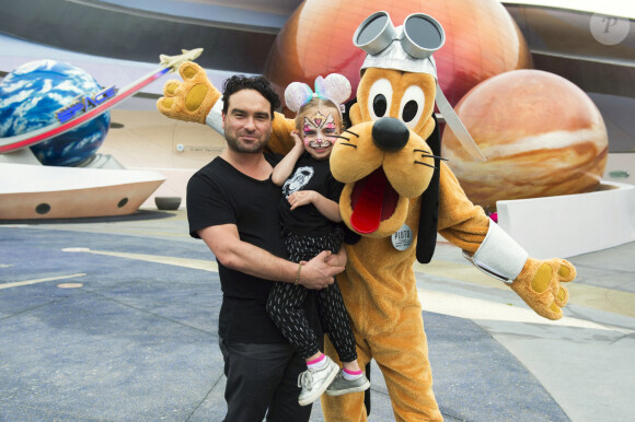 Johnny Galecki et sa nièce Luci posent avec le personnage de Disney Pluto à Disney World à Buena Vista. Le 4 mai 2016.