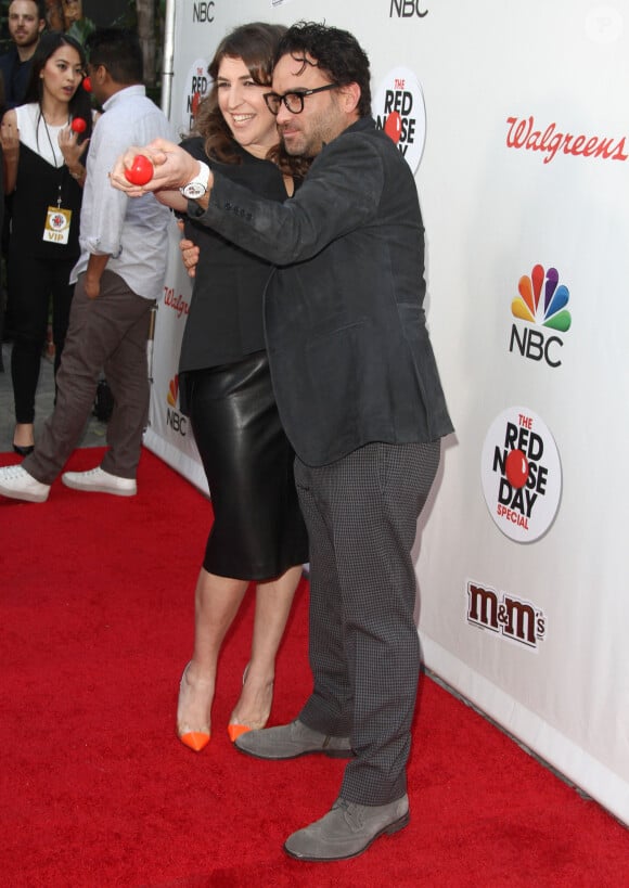 Johnny Galecki, Mayim Bialik à la journée Red Nose Day Special au théâtre The Alfred Hitchcock à Universal City, le 26 mai 2016.