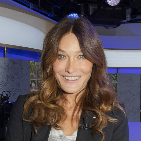 Exclusif - Carla Bruni-Sarkozy - Enregistrement de l'émission Clique, présentée par Mouloud Achour, et diffusée sur Canal Plus dimanche 18 Octobre 2020, avec pour invité Carla Bruni-Sarkozy, et la présence du nouveau chroniqueur Oxmo Puccino. © Jack Tribeca / Bestimage