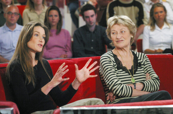 Carla Bruni et sa mère Marisa Borini dans l'émission "Vivement Dimanche" en 2003.