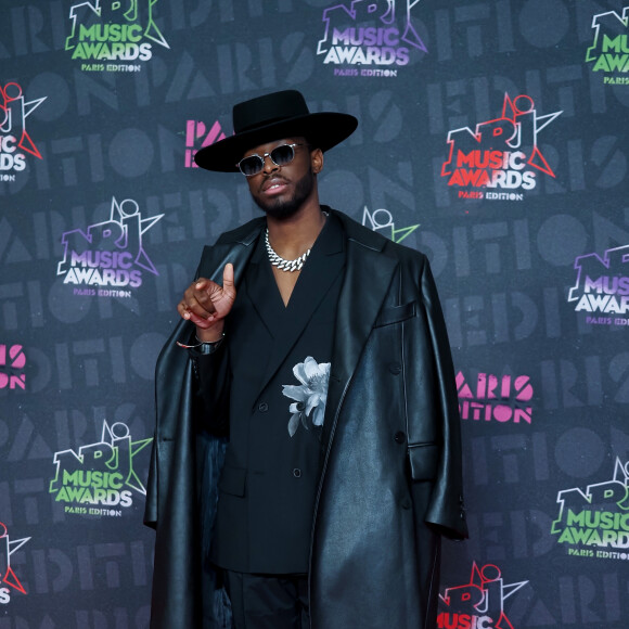 Dadju lors de la 22e édition des NRJ Music Awards à la Seine musicale, le 5 décembre 2020.
