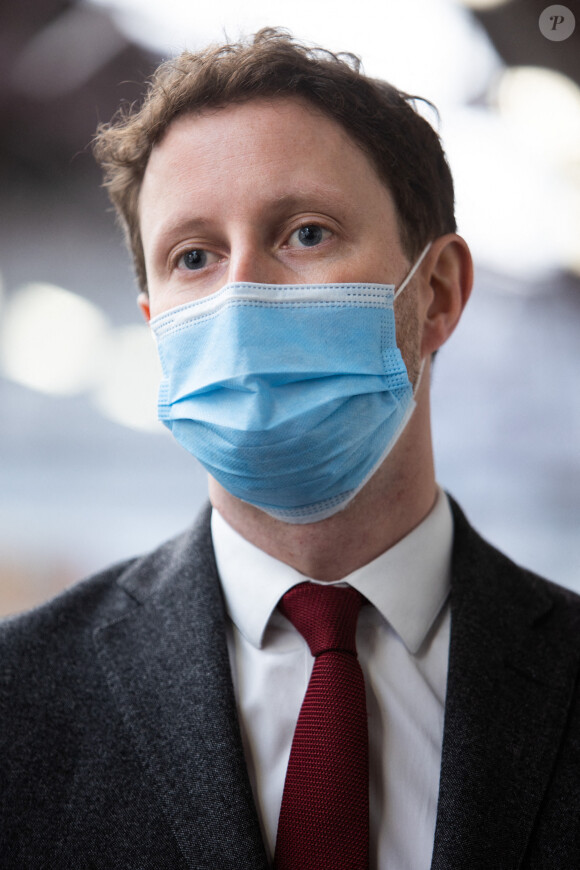 Clément Beaune, secrétaire d'état chargé des Affaires européennes - Olivier Véran, ministre des solidarités et de la santé, visite une banque alimentaire à Gennevilliers le 3 novembre 2020. © Raphaël Lafargue / Pool / Bestimage