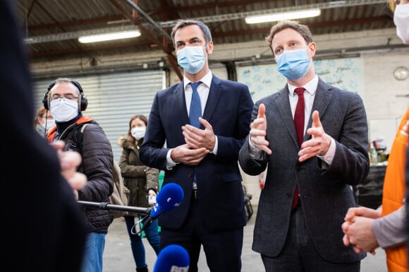 Clément Beaune, secrétaire d'état chargé des Affaires européennes - Olivier Véran, ministre des solidarités et de la santé, visite une banque alimentaire à Gennevilliers le 3 novembre 2020. © Raphaël Lafargue / Pool / Bestimage