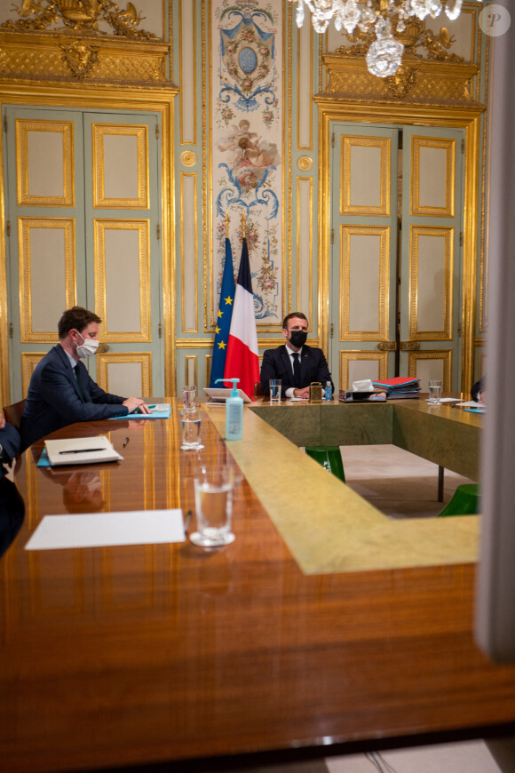 Clément Beaune, secrétaire d'Etat charge des affaires Européennes et Emmanuel Macron, président de la République française - Visioconférence du président de la République avec des membres du Conseil européen depuis le palais de l'Elysée à Paris, le 29 octobre 2020. © Romain Gaillard/Pool/Bestimage