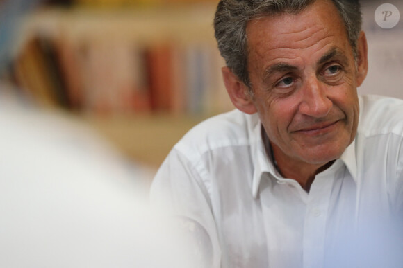 L'ancien président Nicolas Sarkozy dédicace son nouveau livre "Le temps des tempêtes" à l'espace culturel du centre commercial Leclerc Baleone à Ajaccio, en Corse le 24 juillet 2020.© Crystal Pictures /Bestimage