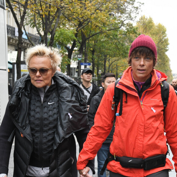 Muriel Robin et sa compagne Anne Le Nen - De nombreuses artistes et personnalités marchent contre les violences sexistes et sexuelles (marche organisée par le collectif NousToutes) de place de l'Opéra jusqu'à la place de la Nation à Paris le 23 Novembre 2019 © Coadic Guirec / Bestimage 