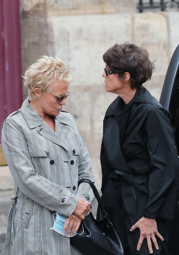 Muriel Robin et sa compagne Anne Le Nen - Hommage à Guy Bedos en l'église de Saint-Germain-des-Prés à Paris le 4 juin 2020.