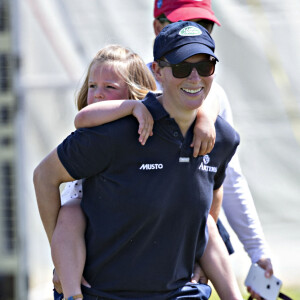 Zara Tindall (Phillips) joue avec sa fille Mia et déguste une glace avec elle. Ce jour-là, Mia s'est amusée sur le trapèze sous le regard de sa mère, en marge de la compétition de saut d'obstacles "Barbury Horse" à laquelle Zara Tindall a participé à Marlborough, le 7 juillet 2019.