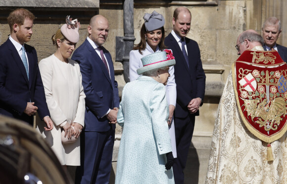 Le prince Harry, duc de Sussex, Zara Tindall, Mike Tindall, le prince William, duc de Cambridge, et Catherine (Kate) Middleton, duchesse de Cambridge, le prince Andrew, duc d'York, et la reine Elisabeth II d'Angleterre, arrivent pour assister à la messe de Pâques à la chapelle Saint-Georges du château de Windsor, le 21 avril 2119. 