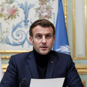 Le président Emmanuel Macron et le secrétaire général des Nations Unies, A.Guterres, lors d'une visioconférence de soutien à la population libanaise près de 4 mois après l'explosion sur le port de Beyrouth, au palais de l'Elysée à Paris. Le 2 décembre 2020 © Stéphane Lemouton / Bestimage