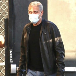 Exclusif - George Clooney arrive au El Capitan Theatre à Hollywood pour un passage dans l'émission "Jimmy Kimmel Live!" le 2 décembre 2020. 