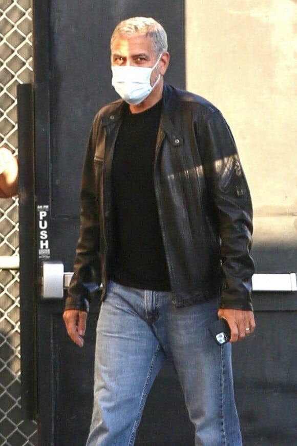 Exclusif - George Clooney arrive au El Capitan Theatre à Hollywood pour un passage dans l'émission "Jimmy Kimmel Live!" le 2 décembre 2020. 