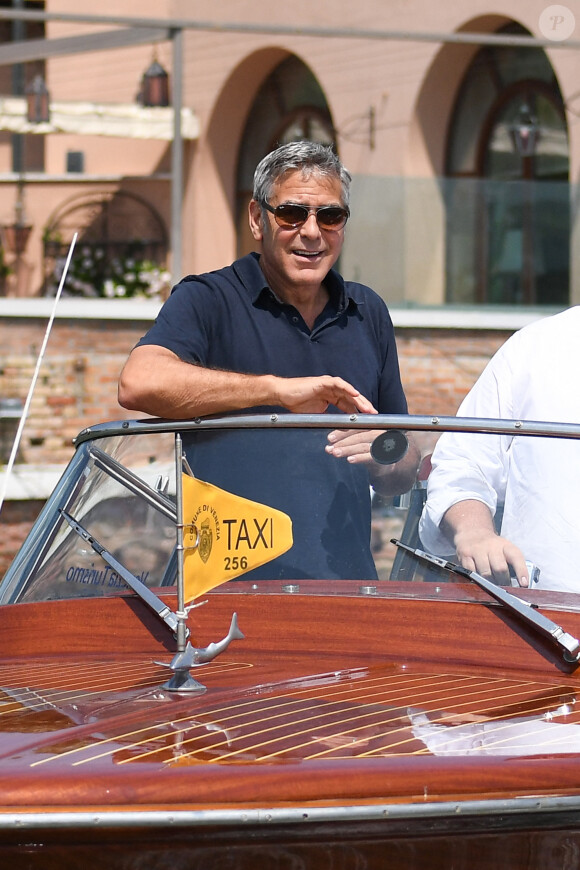 George Clooney et sa femme Amal Clooney sortent de leur hôtel, et prennent un bateau taxi pour se rendre dans un héliport pour s'envoler en hélicoptère de Venise, Italie, le 27 juin 2019. 