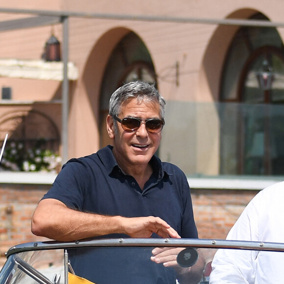 George Clooney et sa femme Amal Clooney sortent de leur hôtel, et prennent un bateau taxi pour se rendre dans un héliport pour s'envoler en hélicoptère de Venise, Italie, le 27 juin 2019. 