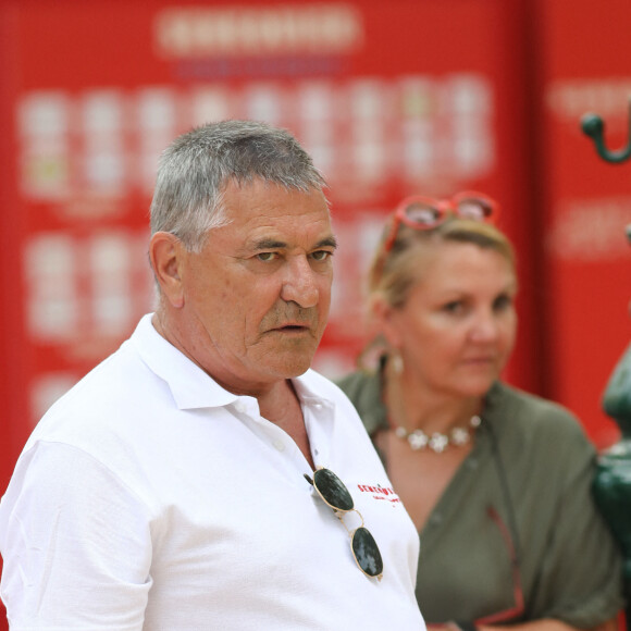 Jean-Marie Bigard lors du trophée de pétanque "Sénéquier 209" sur la place des Lices à Saint-Tropez, Côte d'Azur, France, le 22 août 2019. Une place provençale typique, de la pétanque, des people, voici le cadre prometteur du trophée Sénéquier, le célèbre café de Saint-Tropez, organisé avec le concours de la Ville. Cet évènement réunit les meilleurs joueurs mondiaux.