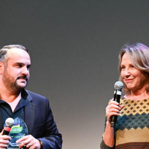 Sylvain Bonnet (fondateur des "Trophées du Bien Etre"), le Lauréat du Trophée Nutrition, François-Xavier Demaison, Nathalie Baye (marraine de l'évènement) et Daniel Russo (maître de cérémonie) lors de la 5e édition des "Trophées du Bien-Etre" au théâtre de la Gaité-Montmartre à Paris, France, le 16 septembre 2019. © Coadic Guirec/Bestimage