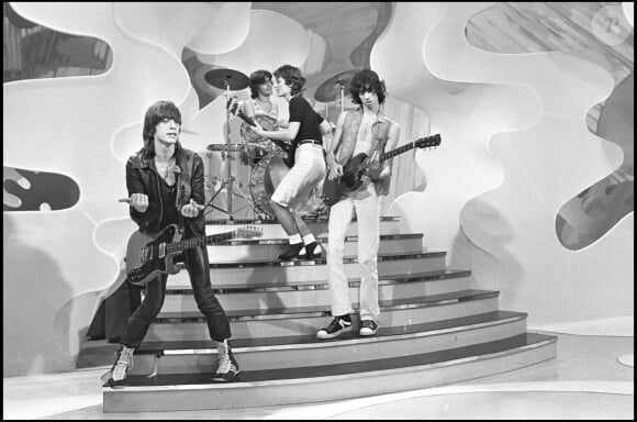 Archives- le groupe Téléphone sur un plateau télé en 1977 : Louis Bertignac, Corinne Marienneau, Jean-Louis Aubert et Richard Kolinka