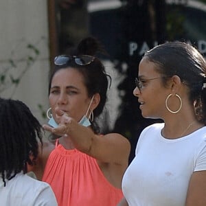 Christina Milian sort déjeuner à Los Angeles le 6 septembre 2020. Elle promène en landau son fils Isaiah Pokora, elle porte un masque et se lave consciencieusement les mains pour faire face à l'épidémie de Coronavirus (COVID-19).