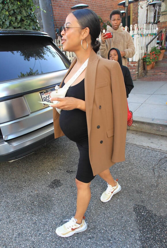 Christina Milian, enceinte, dans la rue à Los Angeles le 14 janvier 2020.