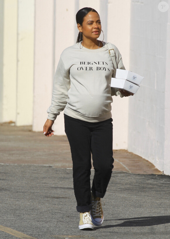 Exclusif - Christina Milian enceinte à la sortie d'un salon de manucure à North Hollywood, Los Angeles, le 12 janvier 2020. Elle porte un sweat avec l'inscription "Beignet Over Boys".