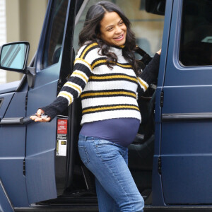 Christina Milian enceinte est allée se faire pomponner au Drybar du quartier de Sherman Oaks à Los Angeles, le 4 décembre 2019