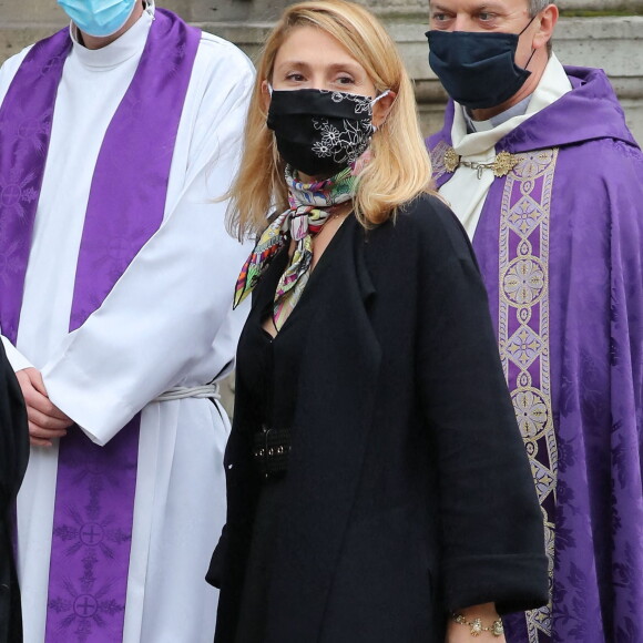 Julie Gayet - Arrivées aux obsèques de Juliette Gréco en l'église Saint-Germain-des-Prés. Le 5 octobre 2020 © Jacovides-Moreau / Bestimage 