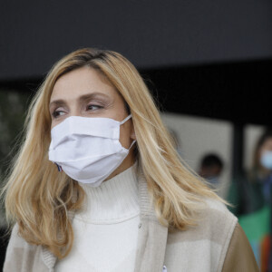 Julie Gayet à la sortie du défilé de mode prêt-à-porter printemps-été 2021 "Hermès" à Paris. Le 3 octobre 2020 © Veeren Ramsamy-Christophe Clovis / Bestimage 