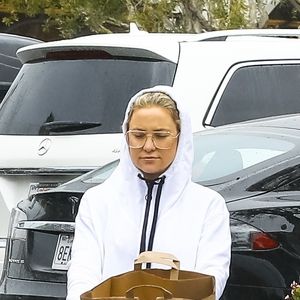 Exclusif - Kate Hudson et son compagnon Danny Fujikawa vont faire des courses avec des gants en pleine crise du coronavirus Covid-19 à Pacific Palisades le 14 mars 2020.