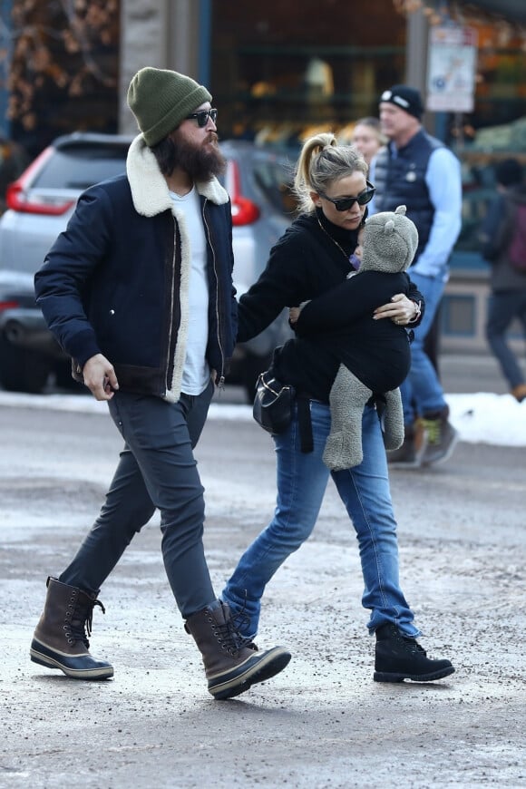 Exclusif - Kate Hudson, son compagnon Danny Fujikawa et leur fille Rani Rose ont été aperçus en train de faire du shopping à Aspen dans le Colorado, le 24 décembre 2019.