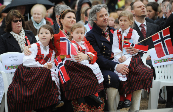 La Princesse Martha Louise de Norvege, son mari Ari Behn et leurs filles Maud Angelica , Leah Isadora et Emma Tallulah lors de la parade pour la fete Nationale à Londres le 17 mai 2013.