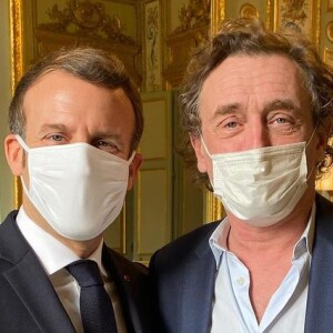 Emmanuel Macron et Jean-Paul Rouve sur le tournage de l'émission "Rétroscopie", sur Instagram le 17 décembre 2020.