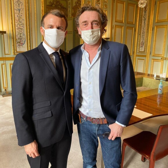 Emmanuel Macron et Jean-Paul Rouve sur le tournage de l'émission "Rétroscopie", sur Instagram le 17 décembre 2020.