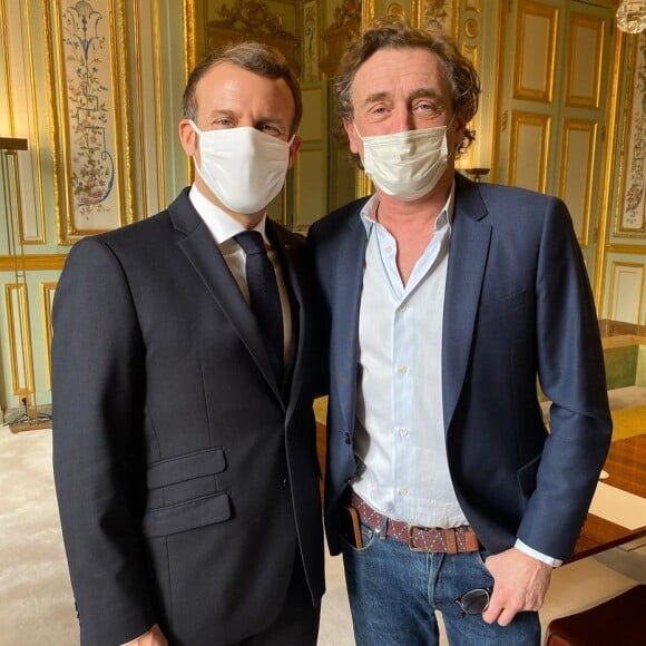 Emmanuel Macron et Jean-Paul Rouve sur le tournage de l'émission "Rétroscopie", sur Instagram le 17 décembre 2020.