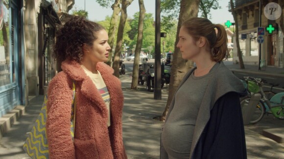 Sabrina Ouazani et Joséphine Draï dans la série "Plan Coeur", sur Netflix.