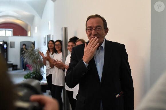 Jean-Pierre Pernaut lors du tournage de l'émission "Votre plus beau marché de France" à Montbrison le 14 juin 2019. © Frédéric Chambert / Panoramic / Bestimage