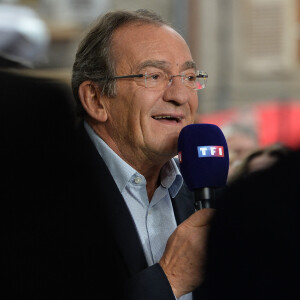 Jean-Pierre Pernaut lors du tournage de l'émission "Votre plus beau marché de France" à Montbrison le 14 juin 2019. © Frédéric Chambert / Panoramic / Bestimage