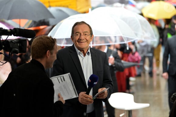 Jean-Pierre Pernaut lors du tournage de l'émission "Votre plus beau marché de France" à Montbrison le 14 juin 2019. © Frédéric Chambert / Panoramic / Bestimage