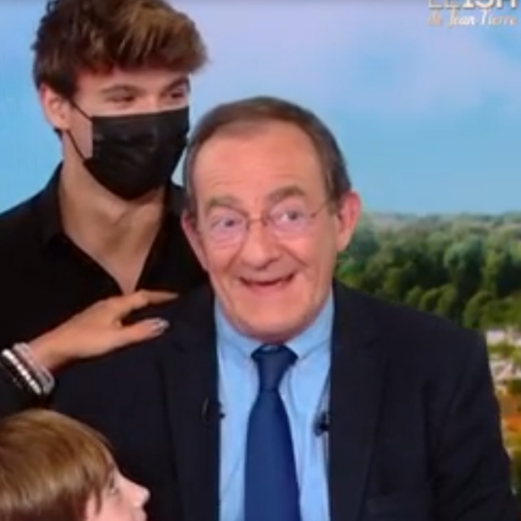 Jean-Pierre Pernaut présente son dernier Journal de 13h sur TF1 après 33 ans de carrière et reçoit la visite surprise de sa femme Nathalie Marquay, leurs deux enfants Lou et Tom et son petit fils Léo