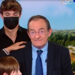 Jean-Pierre Pernaut présente son dernier Journal de 13h sur TF1 après 33 ans de carrière et reçoit la visite surprise de sa femme Nathalie Marquay, leurs deux enfants Lou et Tom et son petit fils Léo